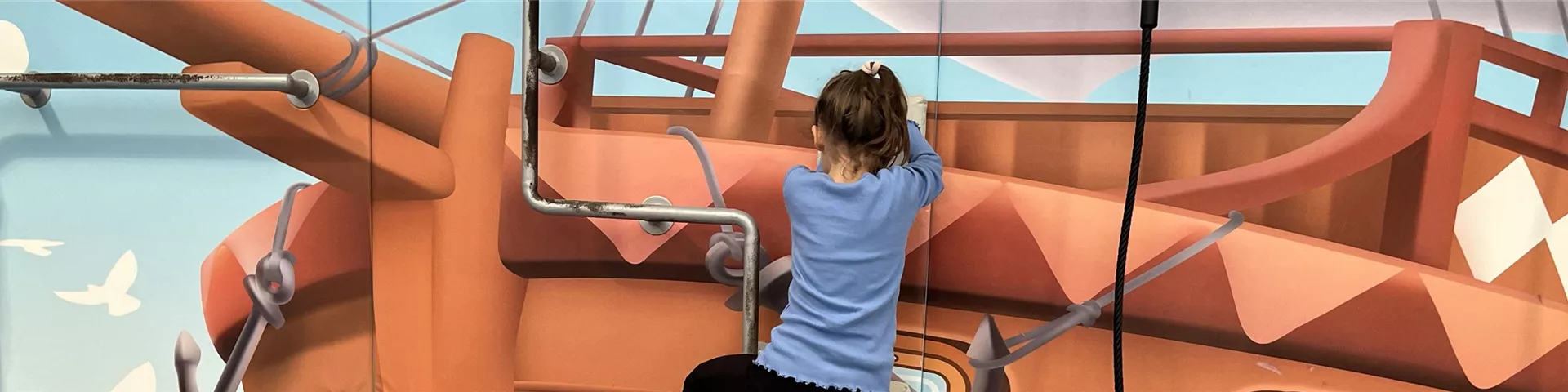 indoor-spielhalle-kind-klettert-in-der-piratencecke