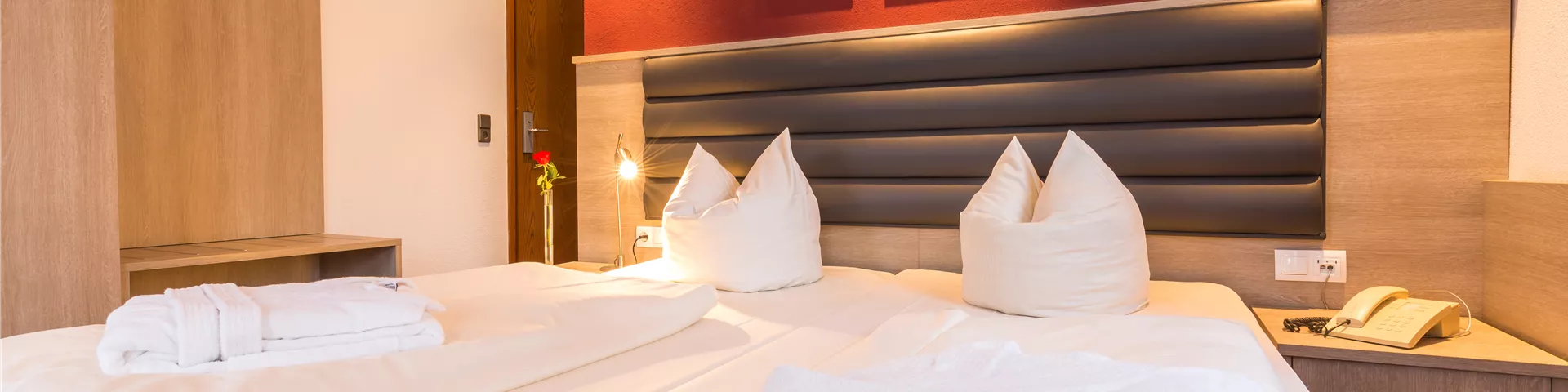 Modernes Doppelbett in einem stilvoll eingerichteten Hotelzimmer