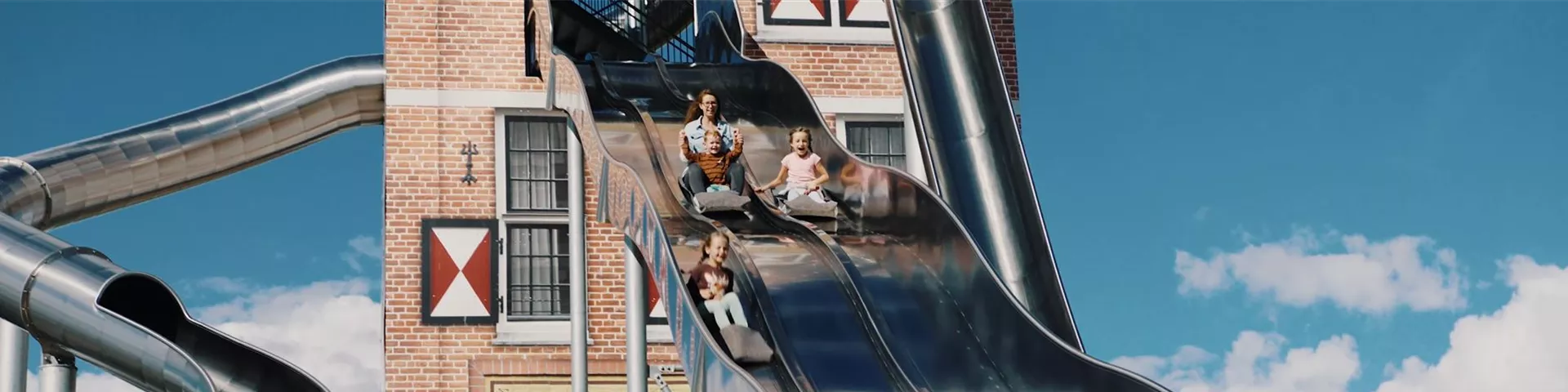 familie-auf-rutschenturm-holland-park