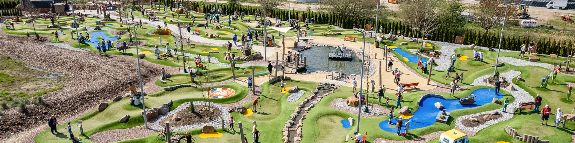 titelbild-abenteuer-minigolf-aus-der-vogelperspektive