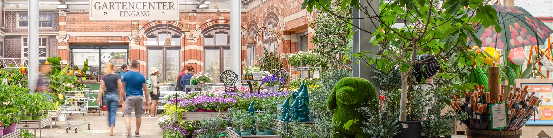 Eingang zum Gartencenter Schwanebeck im Holland-Park mit Blumenangebot