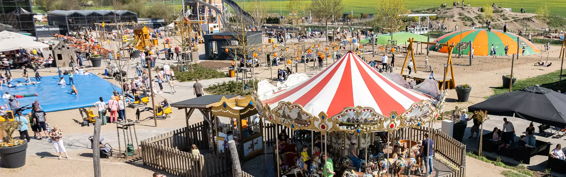 Holländisches Kinder-Karussell mit Ausblick auf den Holland-Park – Fahrspaß für die Kleinsten