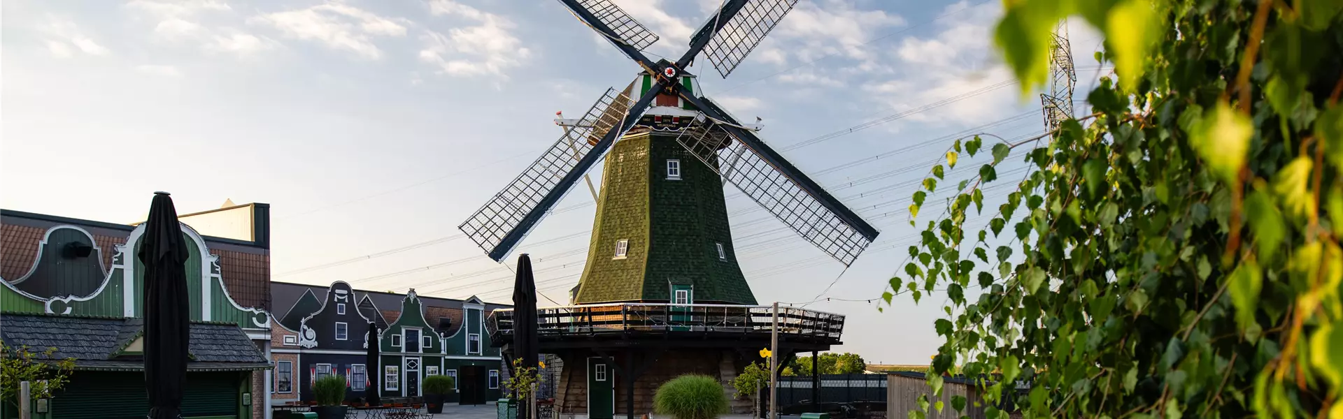 Wahrzeichen des Holland-Park Freizeitparks die Mühle Wilhelmus